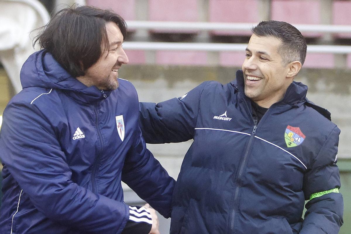 Secho Martínez saluda a José Tizón, entrenador del Boiro, antes del encuentro en San Lázaro.