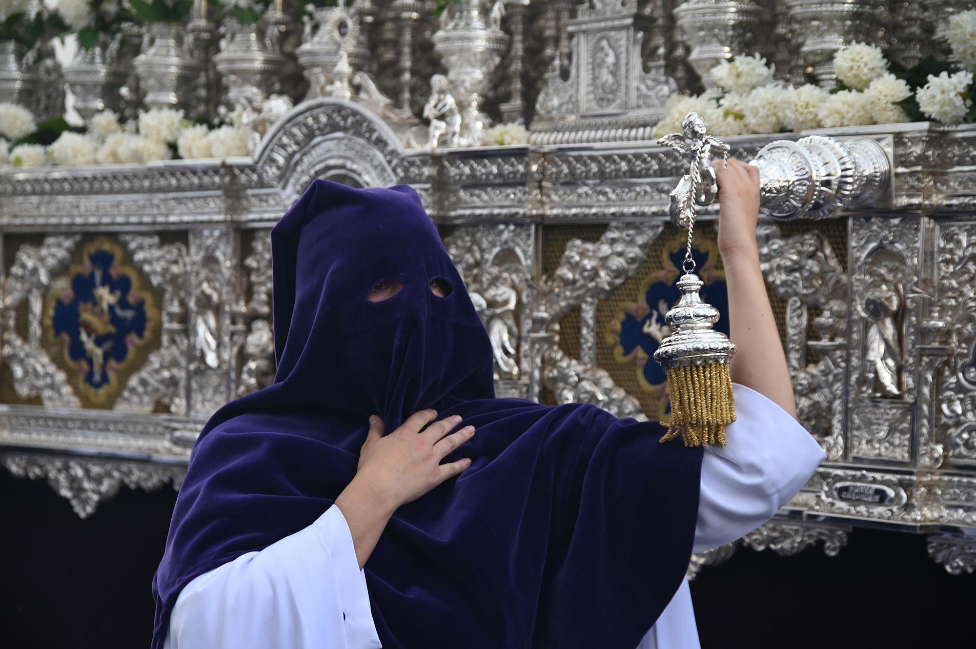 La Plaza de Capuchinos da salida a la Hermandad de la Sangre