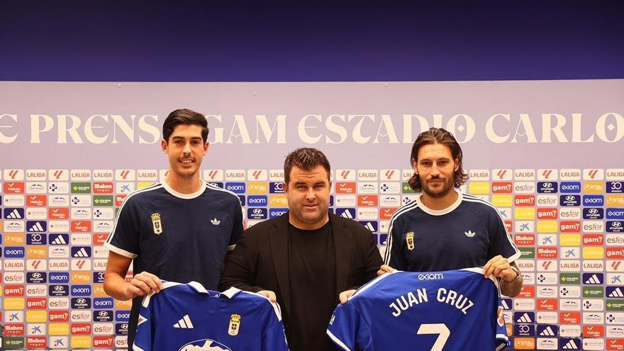 Juan Cruz y Carlos Fernández, en su presentación con el Real Oviedo: "El proyecto azul es el más ambicioso de la categoría"