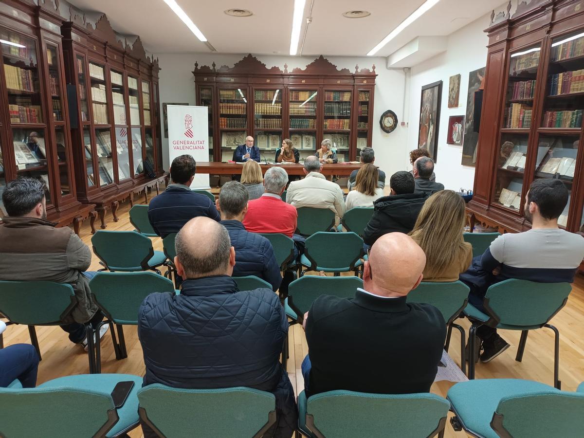 Reunión celebrada en la biblioteca pública Fernando de Loazes