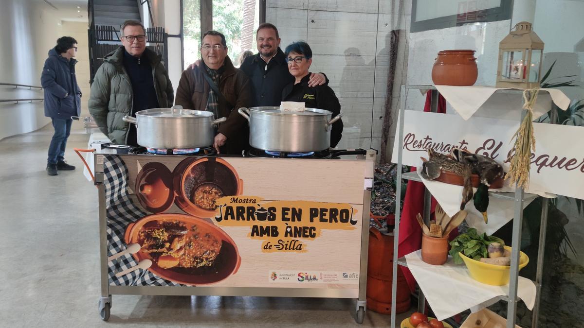 El alcalde con la cocinera de las 200 raciones d'arròs enperol amb ànec