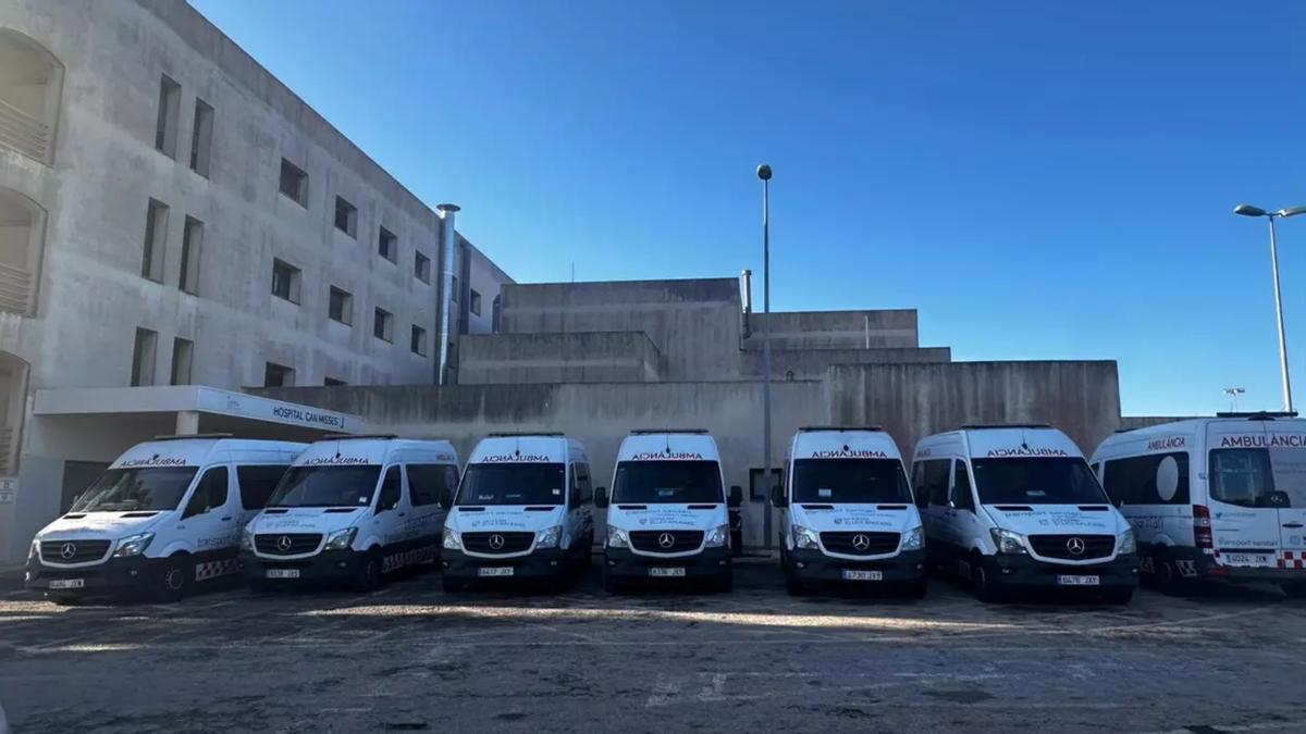 Ambulancias programadas junto al edificio antiguo del hospital de Can Misses