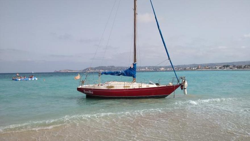 Un velero encalla en la playa de La Grava de Xàbia