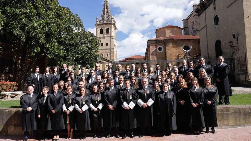 Los nuevos colegiados con sus padrinos, ayer, ante el jardín de los Reyes Caudillos, con el decano de los abogados de Oviedo, Ignacio Cuesta Areces: Eduardo Juan Fernández Suero, Vanesa Lago Álvarez, Paloma Sánchez Estrada, Paula González Buelga, Manuel Álvarez-Cienfuegos González, Benigno Maújo de Luis-Conti, Ella Arakelyan, Irene del Carmen Espiñeira Iglesias, José Núñez Riveiro, Gemma Córdoba López, Eusebio Fernández Fernández, Ana López Menéndez, Sara Martínez González, Alba María González García, Rocío María Casero Palmero, Francisco Sánchez García, Laura Villamil Cano, Luis Miguel Iglesias Fernández, María da Costa Vaquero, Paloma Hidalgo González, Jimena Fernández-Mijares Sánchez, Sandra María Jiménez García, Arturo Álvarez Fernández, Noelia Fuente Fernández, Clara Riesgo Vialás, Jorge Sánchez García, Adrián Rivas Lago, Pablo Ortega Rodríguez, Álvaro Calle Carranza, Rosana Verano Rodríguez, Carmen Álvarez Rodríguez y Sheila Montes Lobato.