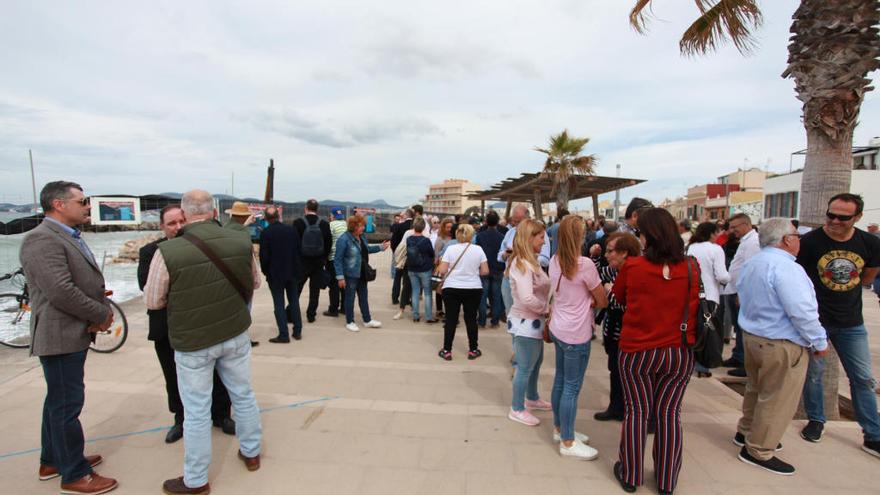 Los asistentes a la protesta se concentraron frente a las obras del puerto.