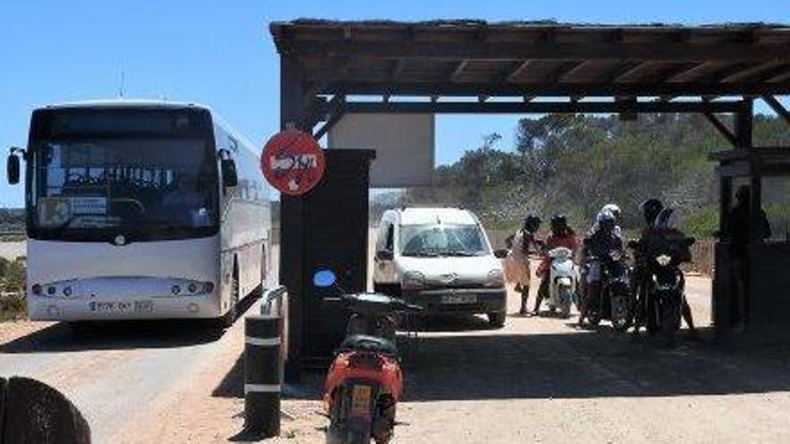 Un autobús, varios coches y motos acceden ayer a la zona de ses Illetes.