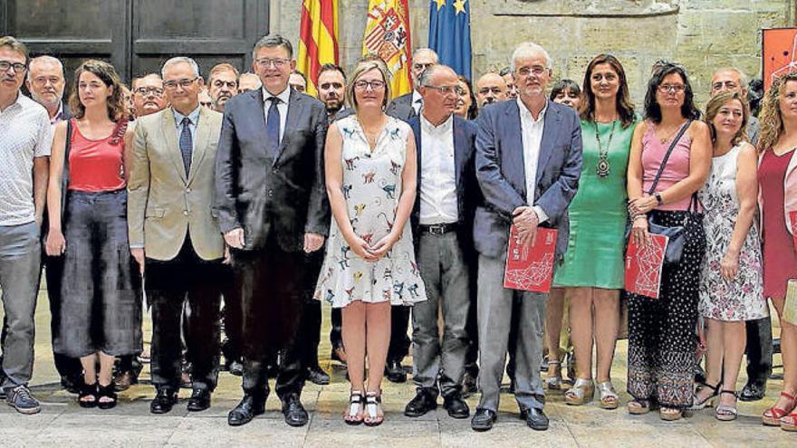 Salvador y Puig con diputados, empresarios y ediles que asistieron a la presentación del Plan Uneix.  información