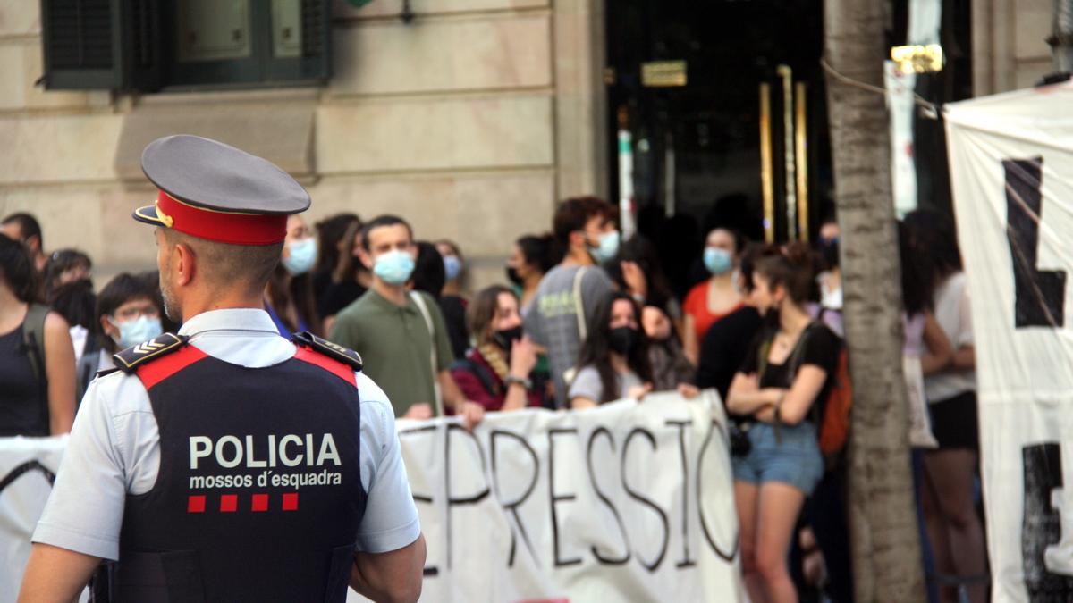 Un mosso d&#039;esquadra controla la concentració d&#039;estudiants davant la Delegació del govern espanyol a Catalunya Estudiants concentrats davant la Delegació del govern espanyol a Catalunya