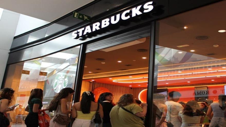 Starbucks inaugura su local en As Cancelas con grandes colas