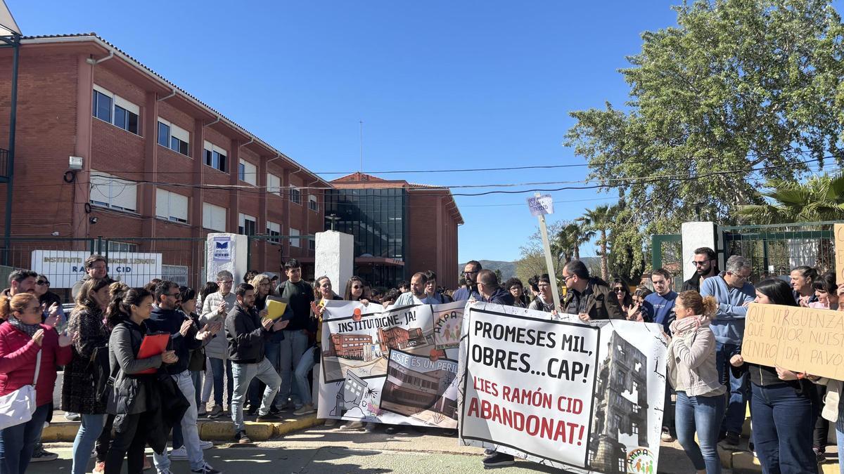 Alumnado y personal del IES Ramón Cid de Benicarló protestan por el retraso en las obras del centro.