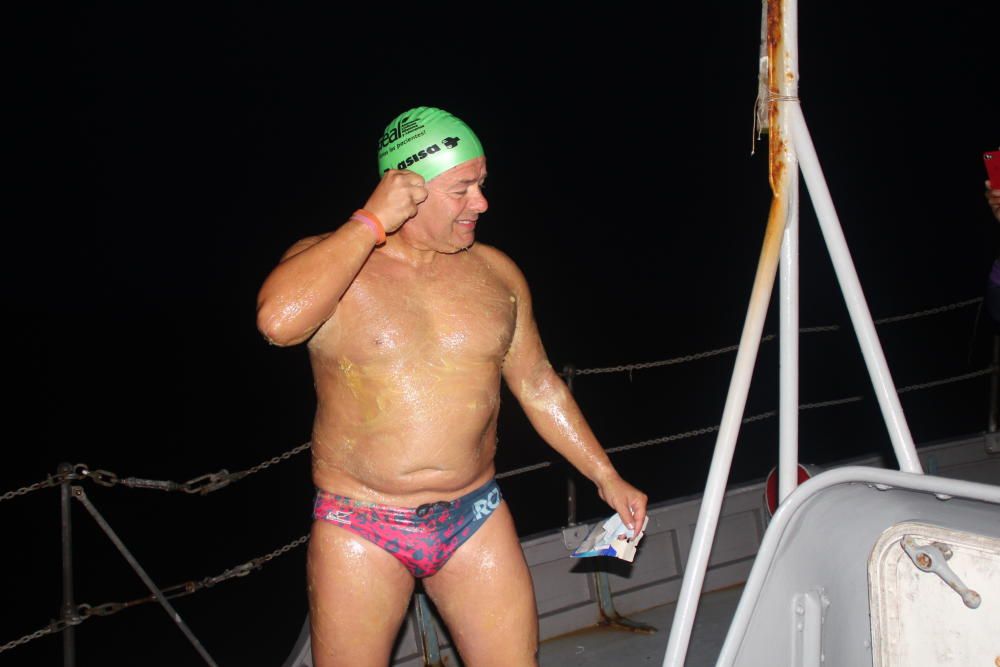 El nadador alicantino completa la travesía del Canal del Norte tras casi 13 horas para recorrer 42 kilómetros