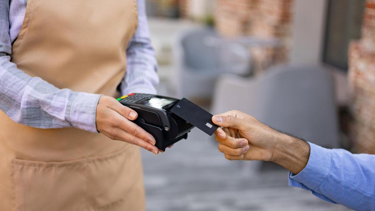 Persona pagando con tarjeta de crédito