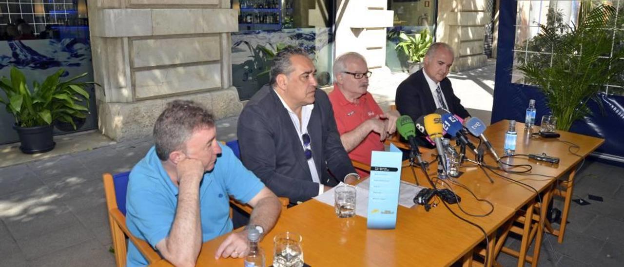 Alfonso Robledo (segundo por la izquierda) anunció en mayo una campaña de denuncias junto a los sindicatos UGT y CC OO.