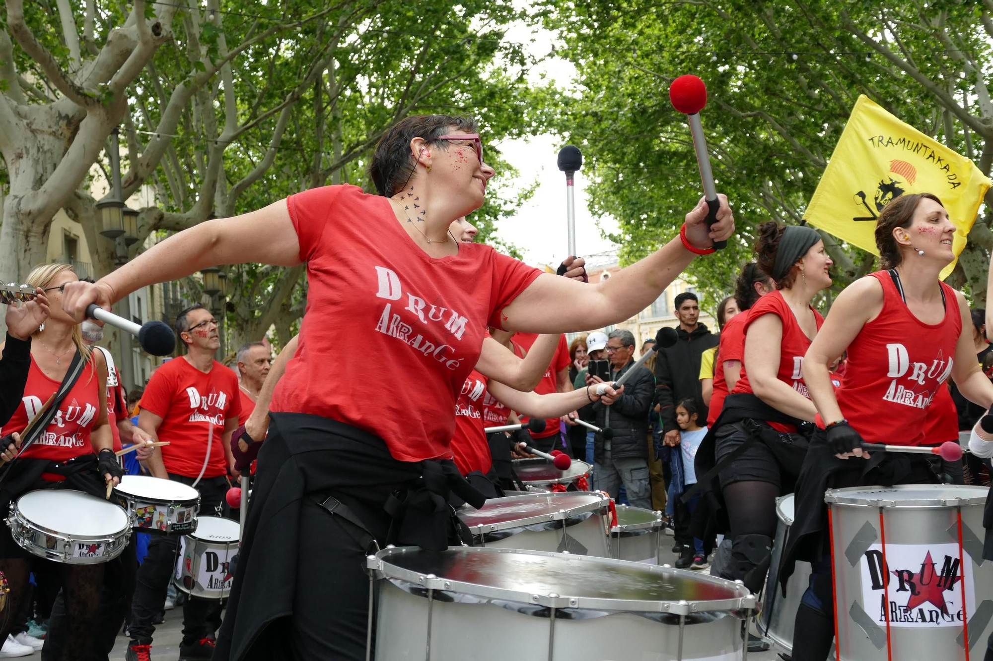 Figueres ressona amb una gran batucada de Santa Creu