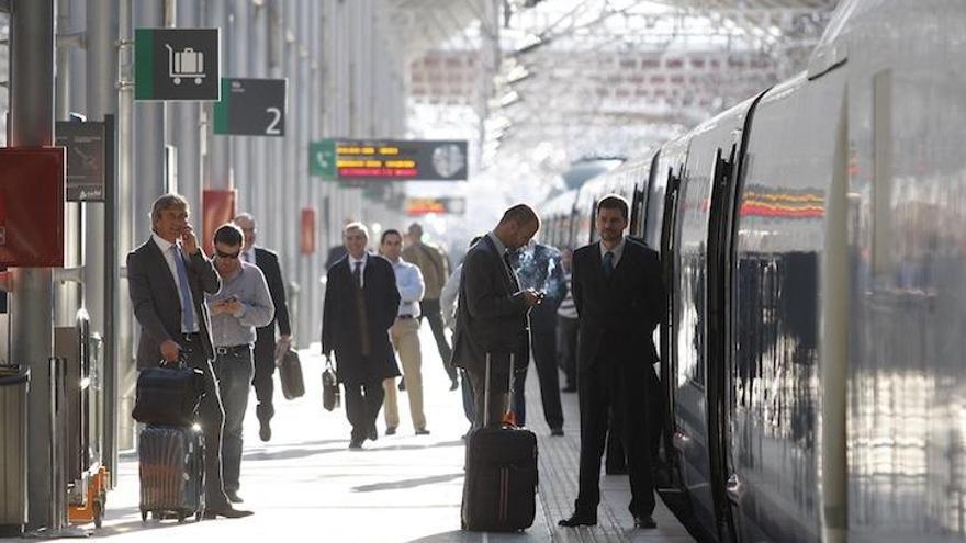 Pasajeros en la estación del AVE de Málaga.