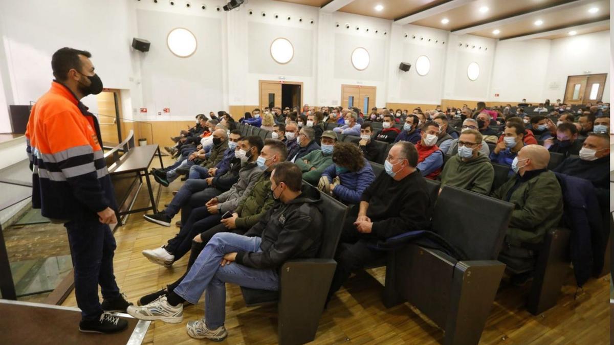 El presidente del comité, poco antes del acto, hablando con algunos trabajadores. | DANIEL TORTAJADA