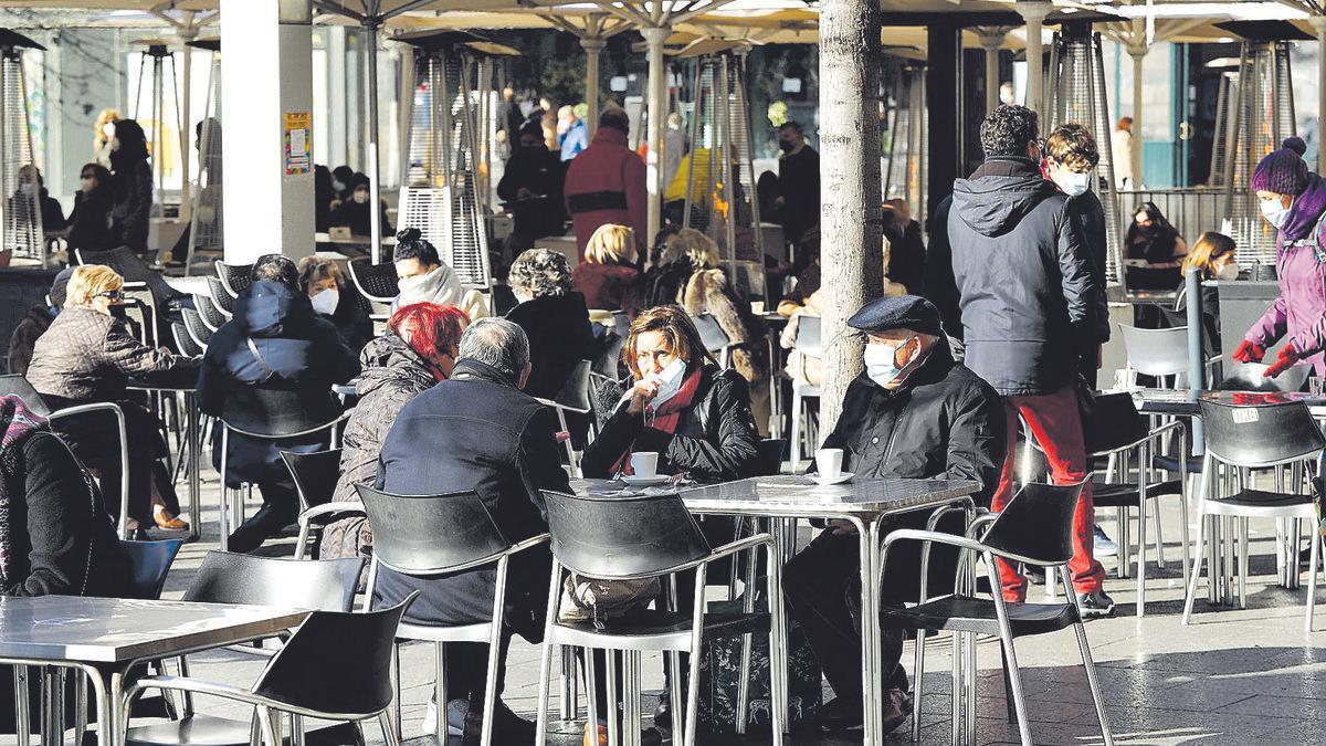 Varias personas en la terraza de un bar de Zaragoza durante la pandemia