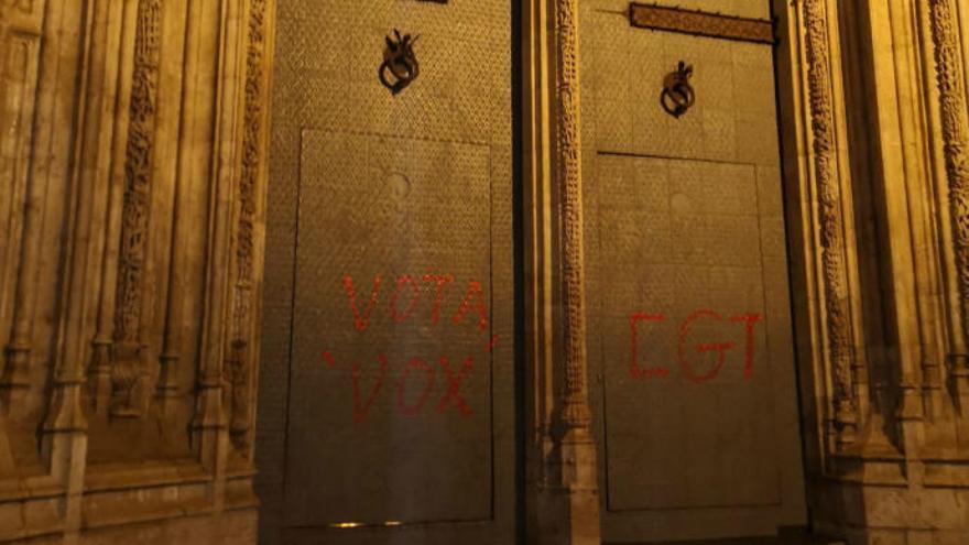 Pintadas pidiendo el voto para Vox en las puertas de la Lonja de València