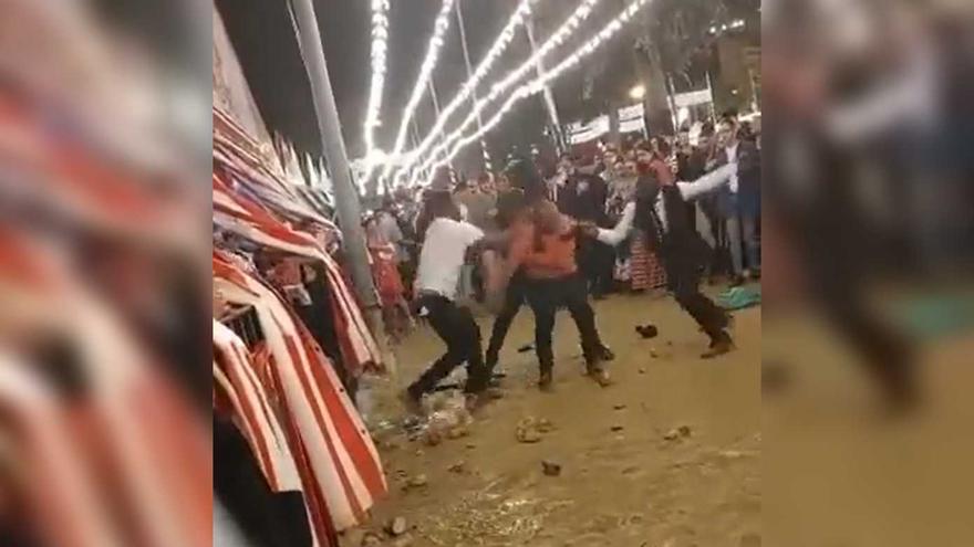 Vídeo: Brutal baralla en una caseta de la Feria de Abril de Sevilla