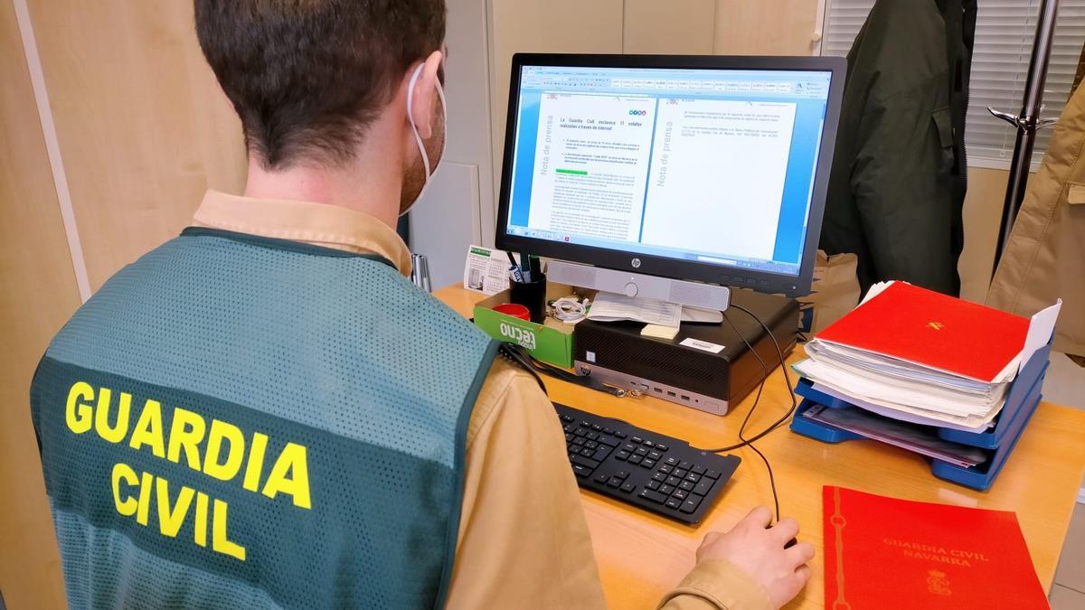 Un agente de la Guardia Civil trabaja en un operativo informático.