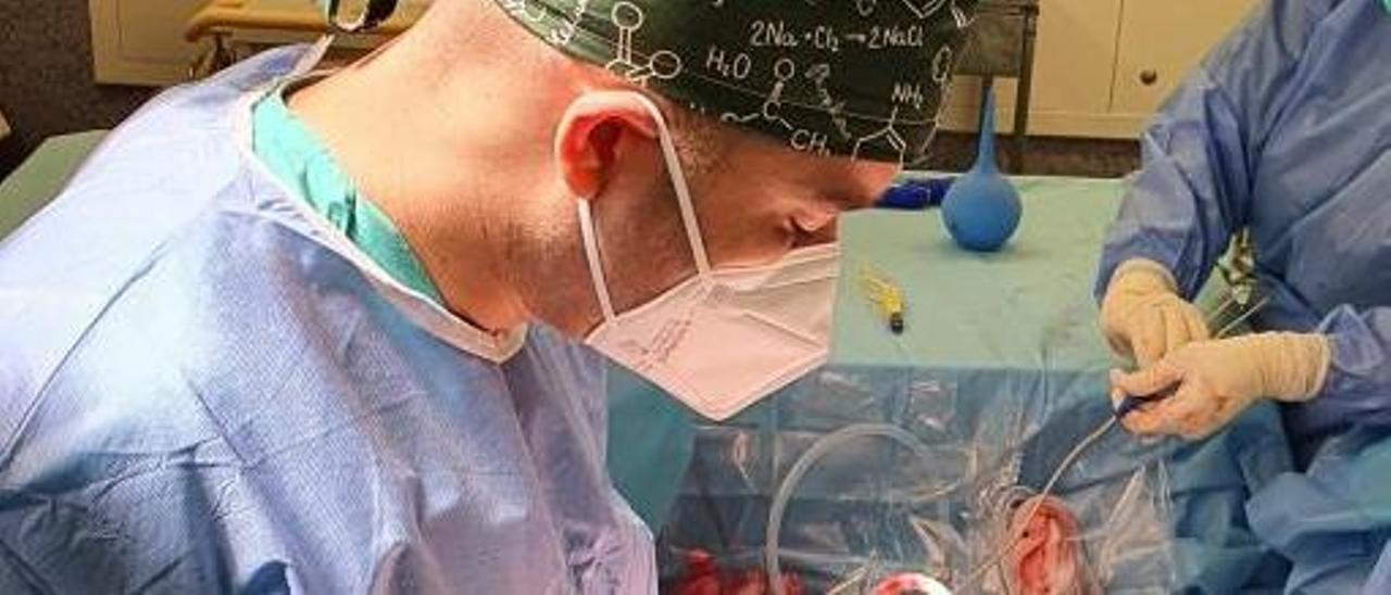 El neurocirujano del HUCA Kelvin Piña durante una de las operaciones de reconstrucción de la columna vertebral del paciente. | LNE