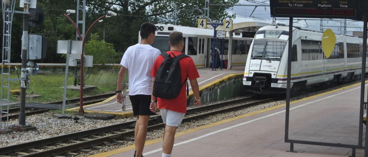 Dos viajeros, en la estación de tren de El Berrón. | LNE