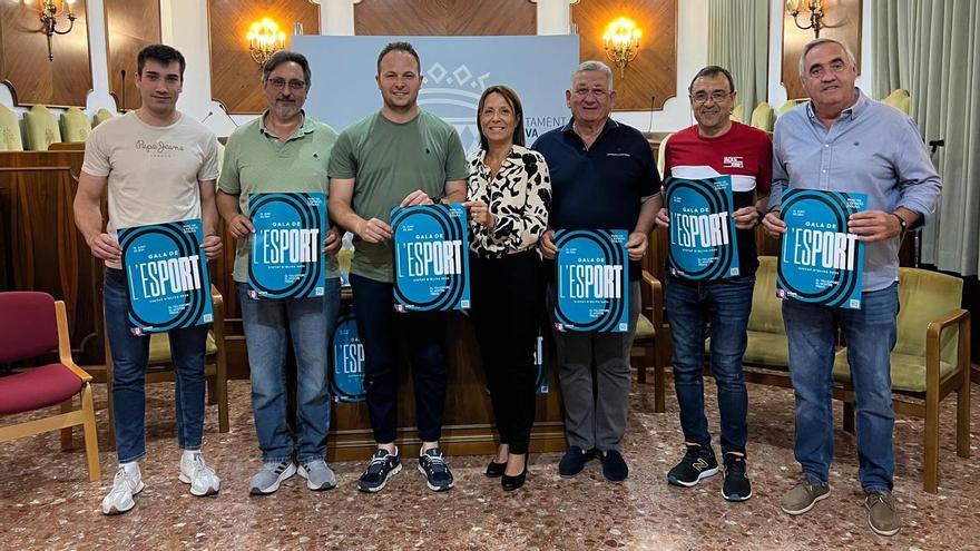 La alcaldesa, el edil de Deportes y algunos de los deportistas galardonados