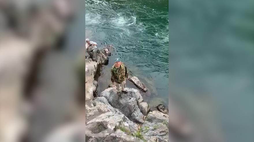 Así celebró un pescador cangués el primer salmón de un amigo