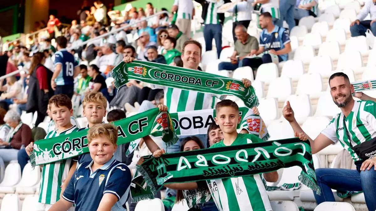 Aficionados blanquiverdes en El Arcángel durante un encuentro del Córdoba CF en la 2025-2026.