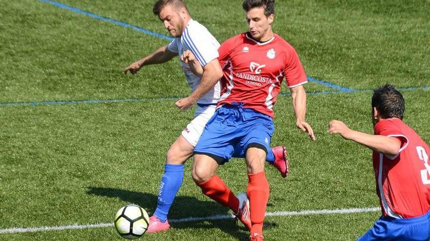 Un jugador del Domaio y otro del Marcón Atlético luchan por el balón en el partido de ayer. // Gonzalo Núñez