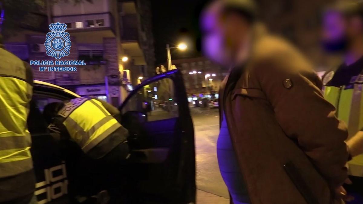 La explota laboral y sexualmente bajo amenazas de echarla del país en Murcia