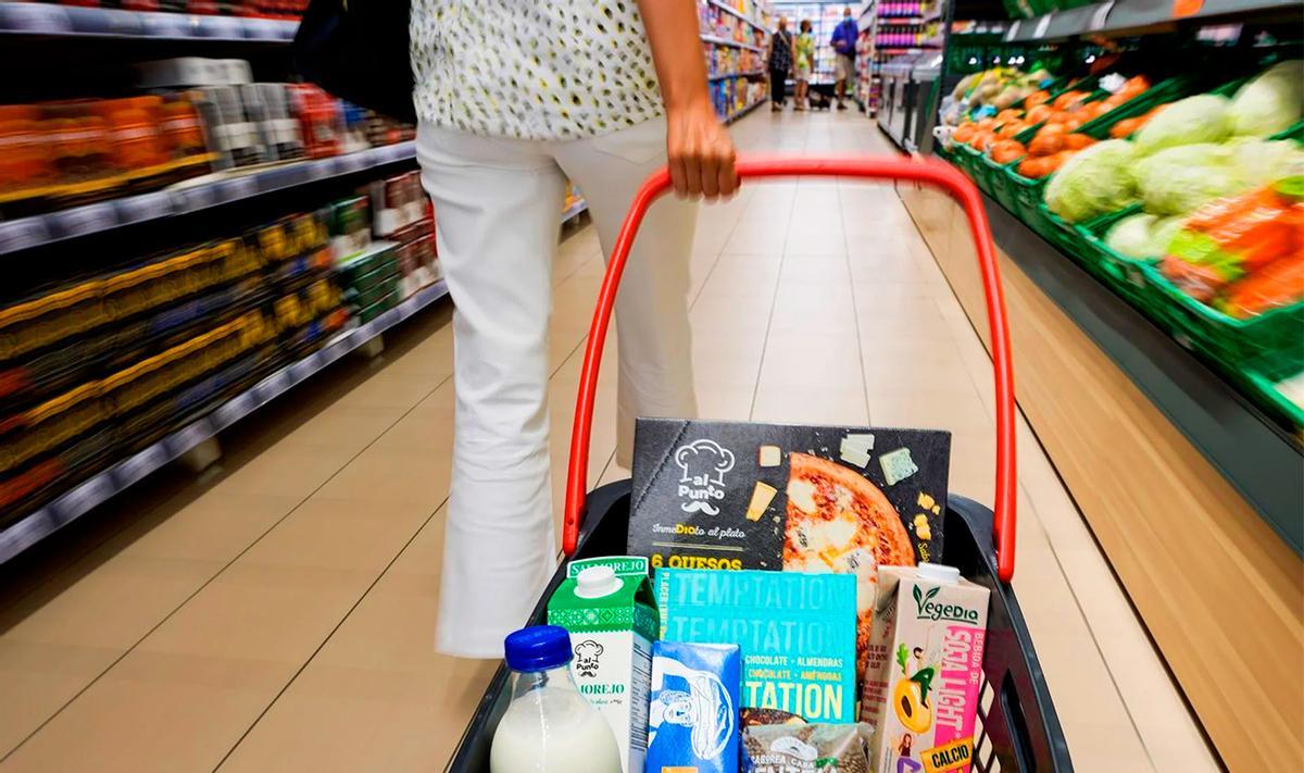 Una cliente de un supermercado.