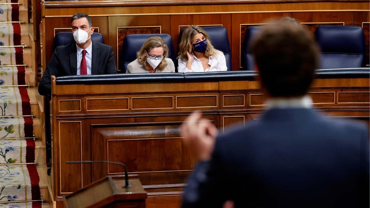 Pedro Sánchez y Pablo Casado, de espaldas, en el Congreso.