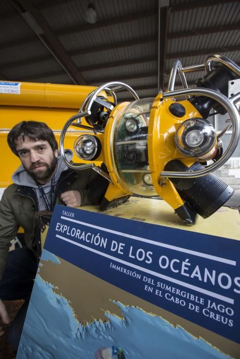 Científicos encargados de la exposición sobre la exploración de los mares del colegio Baudilio Arce