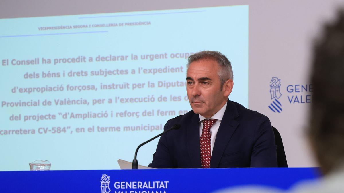 El portavoz del Consell, Miguel Barrachina, atiende a los medios tras el pleno