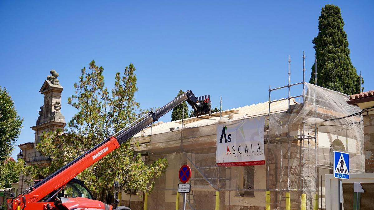 La empresa renueva las vigas de la cubierta de capilla del Cementerio de San Atilano.