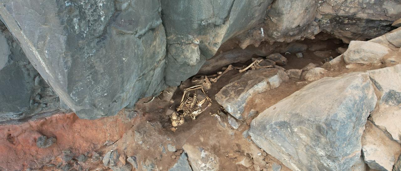 Uno de los esqueletos hallados en Caleta de Arriba, en Gáldar.