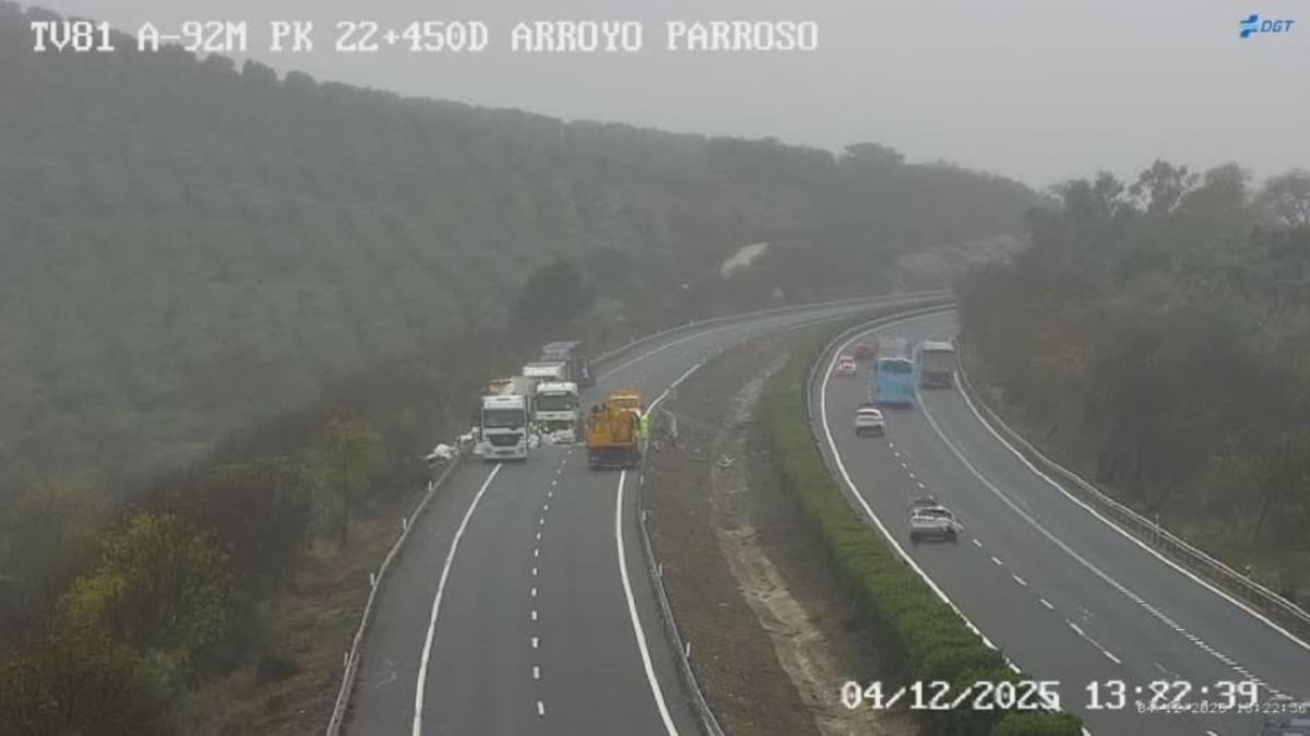Accidente de un camión en la A-92M, a la altura de Antequera.
