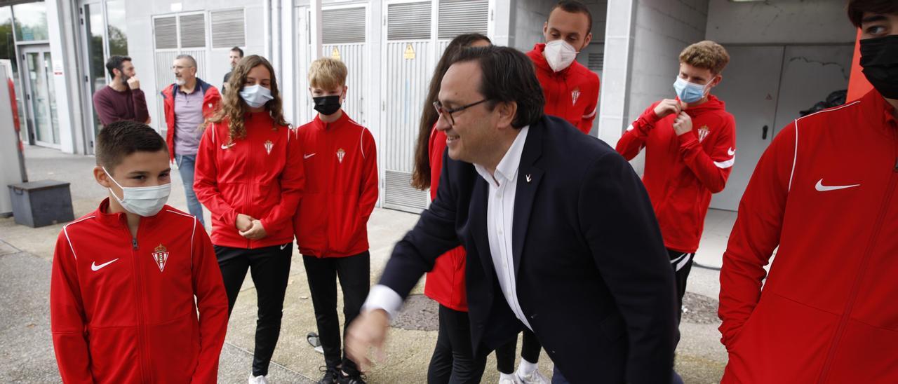 Javier Fernández bromea con un niño de la cantera del Sporting