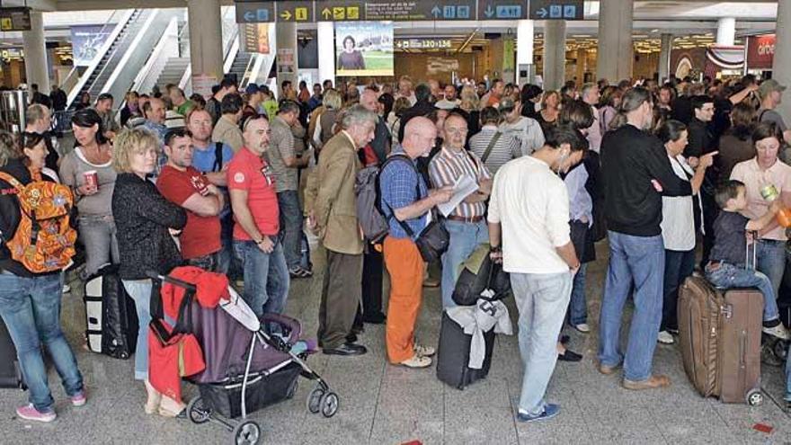 La huelga de controladores aéreos dejó en tierra en diciembre de 2010 a miles de pasajeros en el aeropuerto de Palma.