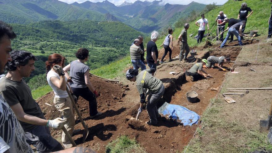 Empieza la exhumación de los restos de la segunda fosa común de Parasimón, que se analizarán con una nueva técnica genética