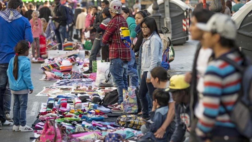 Puestos de venta ambulante frente a la Estación del Norte