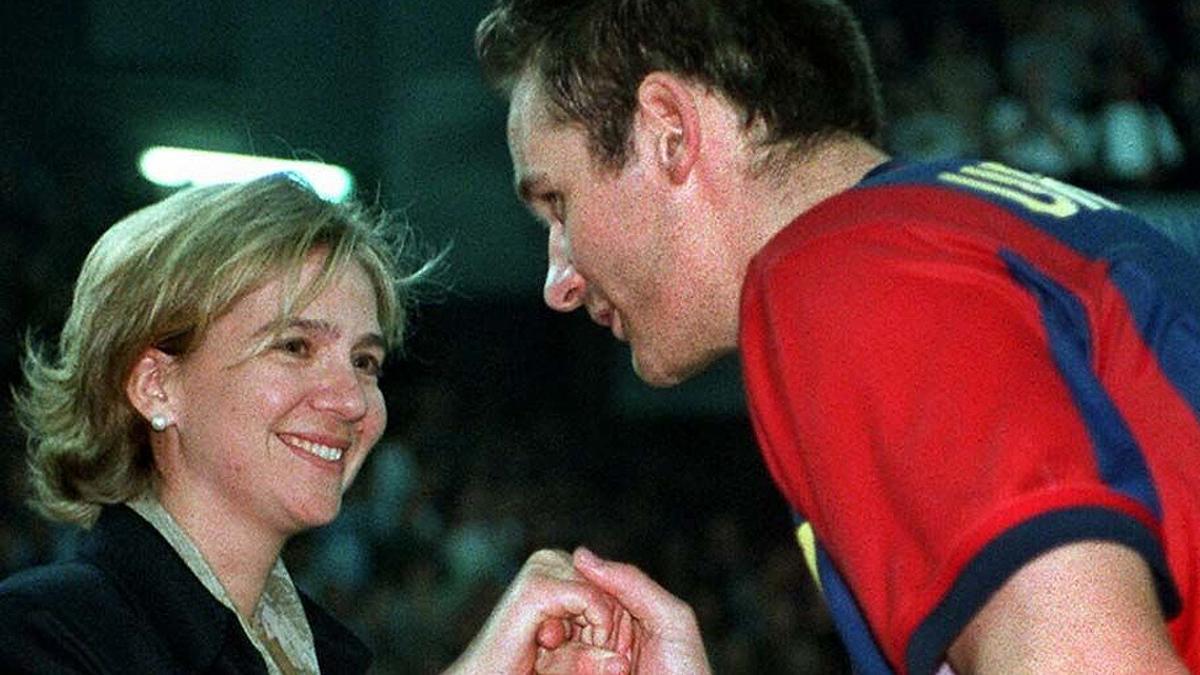 Iñaki Urdangarin besa la mano de su esposa, la infanta Cristina, al término de un partido del Barcelona de balonmano.