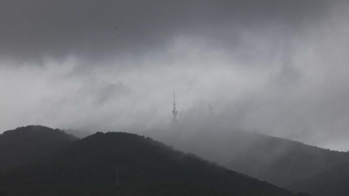 Los repetidores de Sant Llorenç apenas se atisbaban ayer entre las nubes durante la lluvia. | JUAN A. RIERA