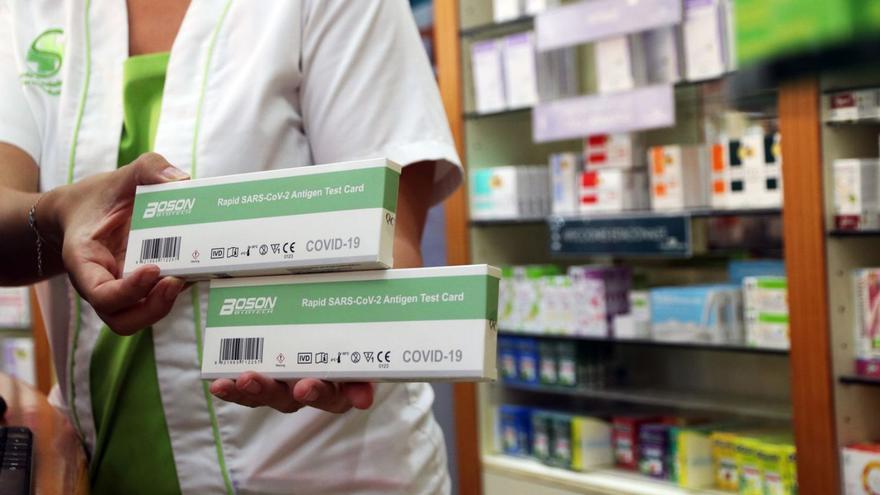 Las farmacias se quedan sin test de antígenos. | ÁLEX ZEA