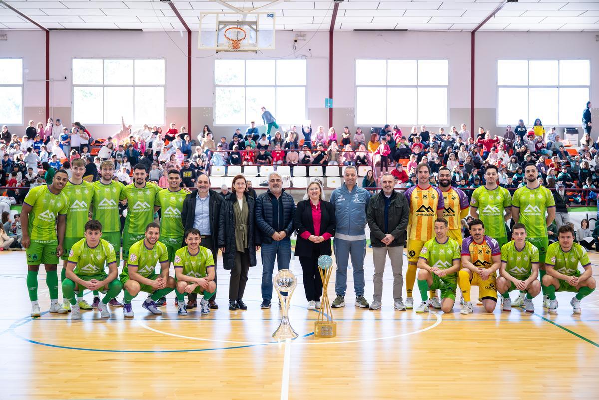 La plantilla posa junto con los representates del club, las autoridades y patrocinadores en el Palau Municipal de Llucmajor.