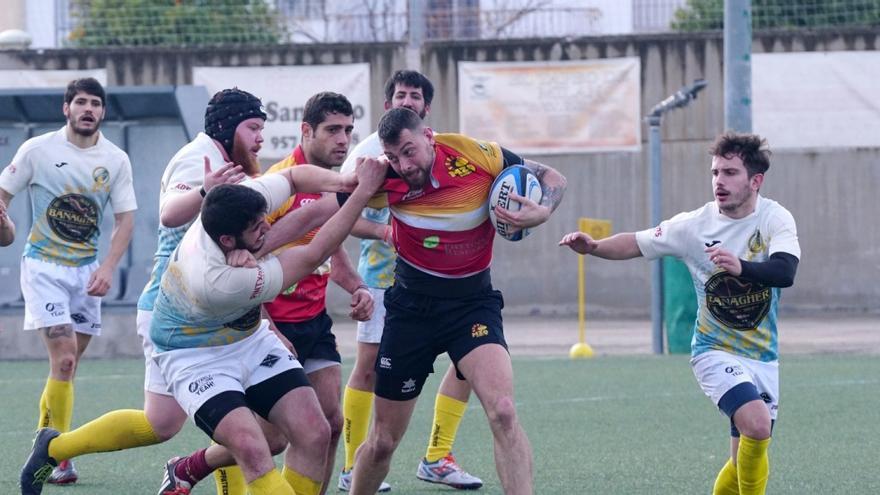 Una jugada del último derbi CRAC-Mezquita de rugby.