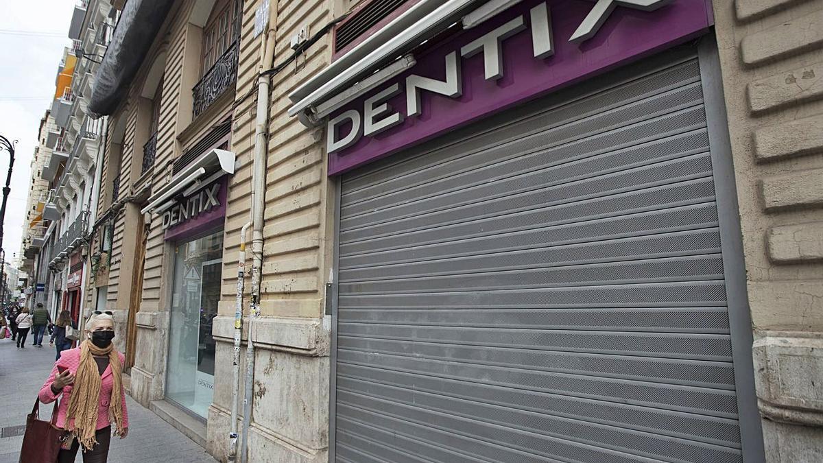 Clinica Dentix en la calle Ruzafa. | GERMÁN CABALLERO