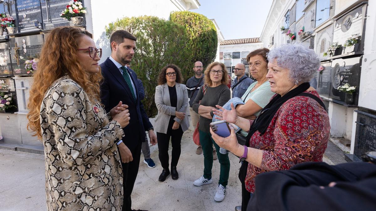 Zoraida Hijosa, José Manuel Prieto y Alícia Izquierdo, con familiares de los fusilados, ayer en el punto del cementerio donde está la fosa común.