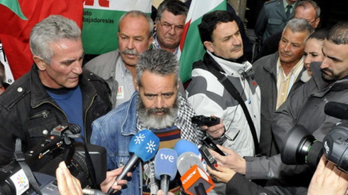 Sánchez Gordillo, junto al portavoz del SAT, Diego Cañamero (izquierda), tras negarse a declarar en el Tribunal Superior de Andalucía, este lunes.